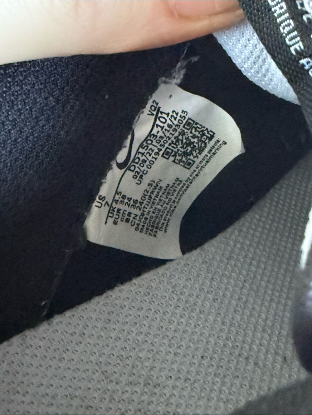 Nike Women's Black and White Low-Top Sneakers - Picture 8 of 8
